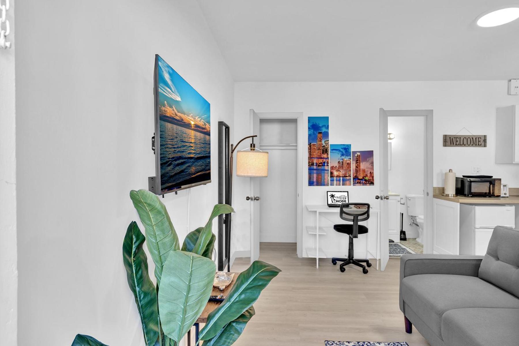 Young Circle & Hollywood Blvd Posh Studio Suite Exterior photo