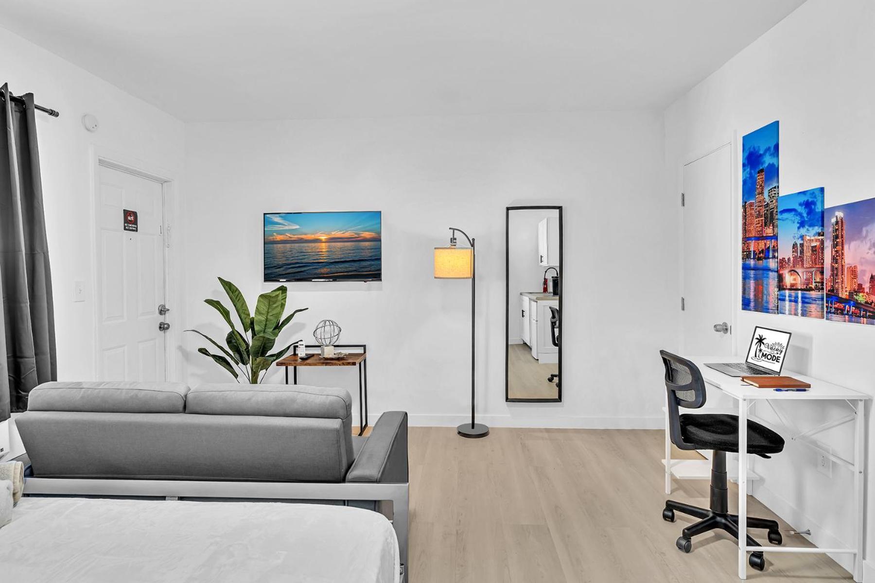 Young Circle & Hollywood Blvd Posh Studio Suite Exterior photo