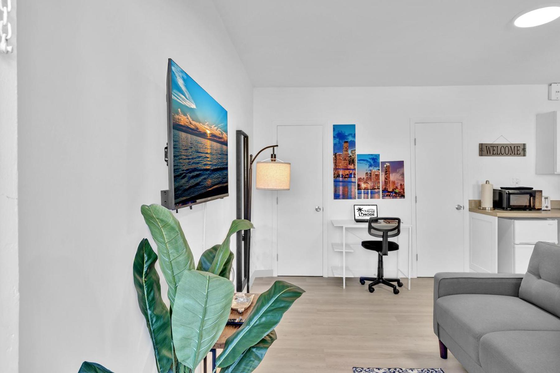 Young Circle & Hollywood Blvd Posh Studio Suite Exterior photo