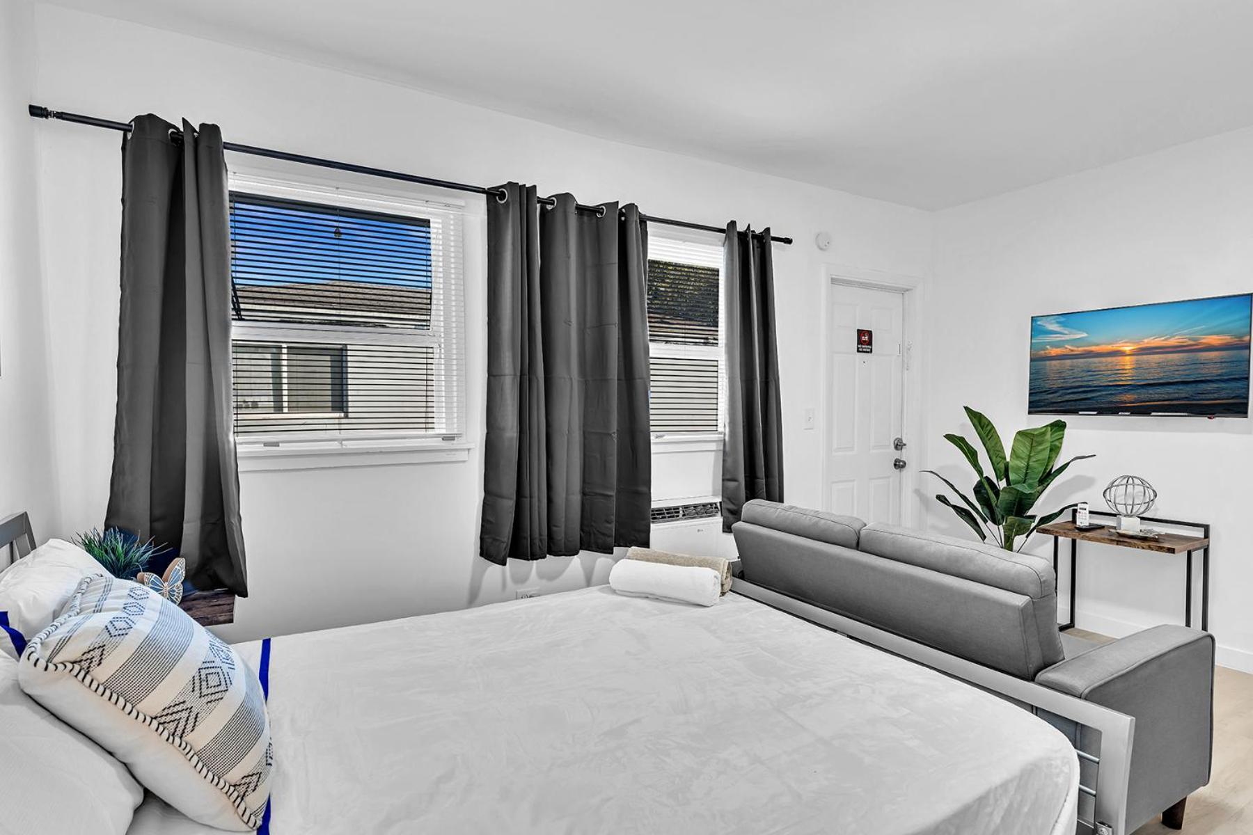 Young Circle & Hollywood Blvd Posh Studio Suite Exterior photo