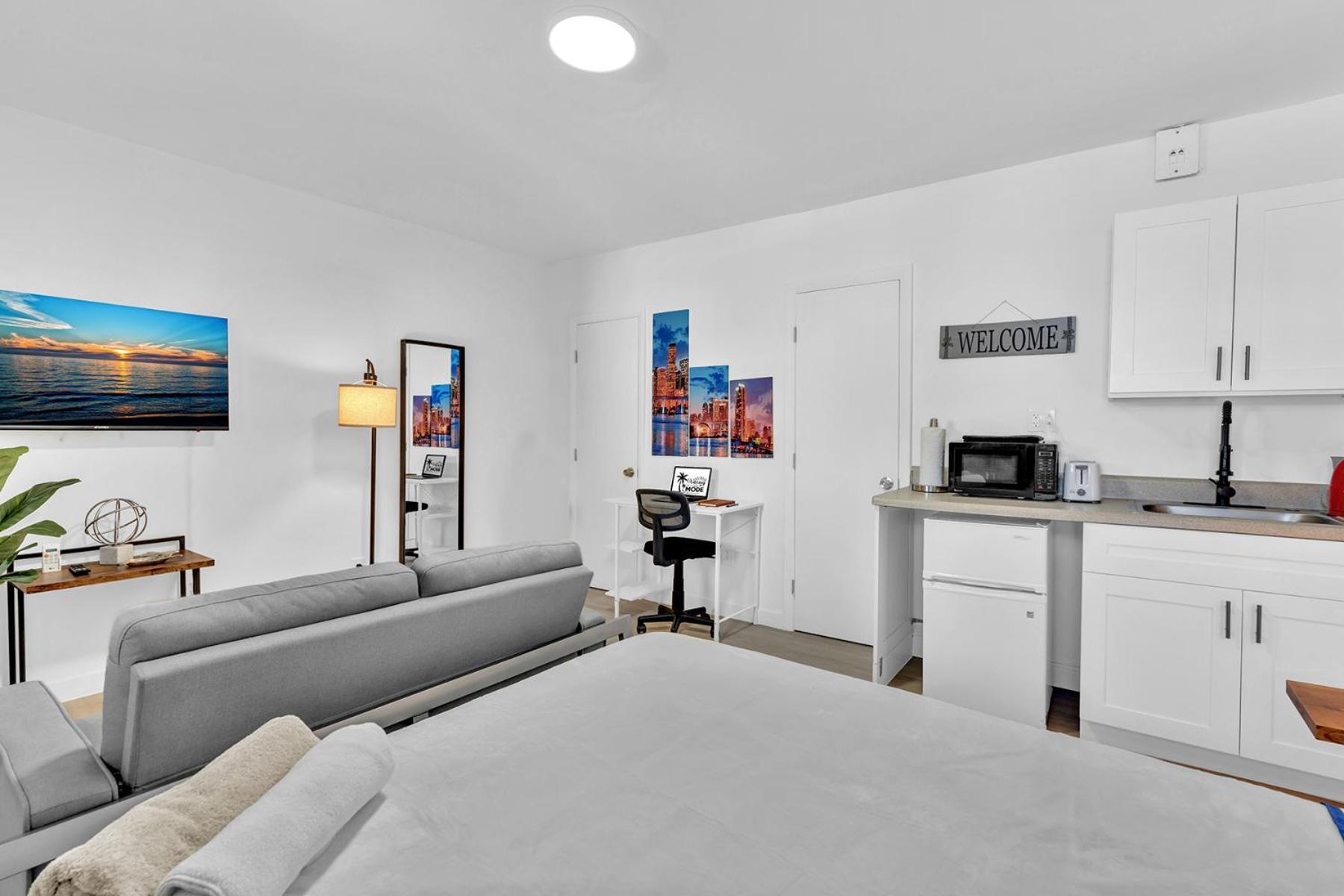 Young Circle & Hollywood Blvd Posh Studio Suite Exterior photo